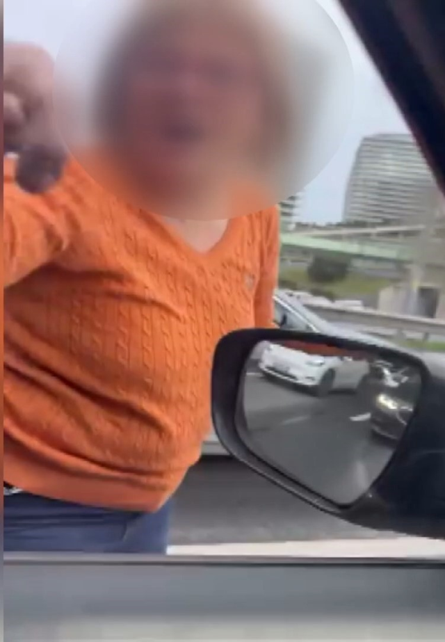 Kadın sürücü trafikte tartıştığı aracın camını yumruklayıp aynasını kırdı