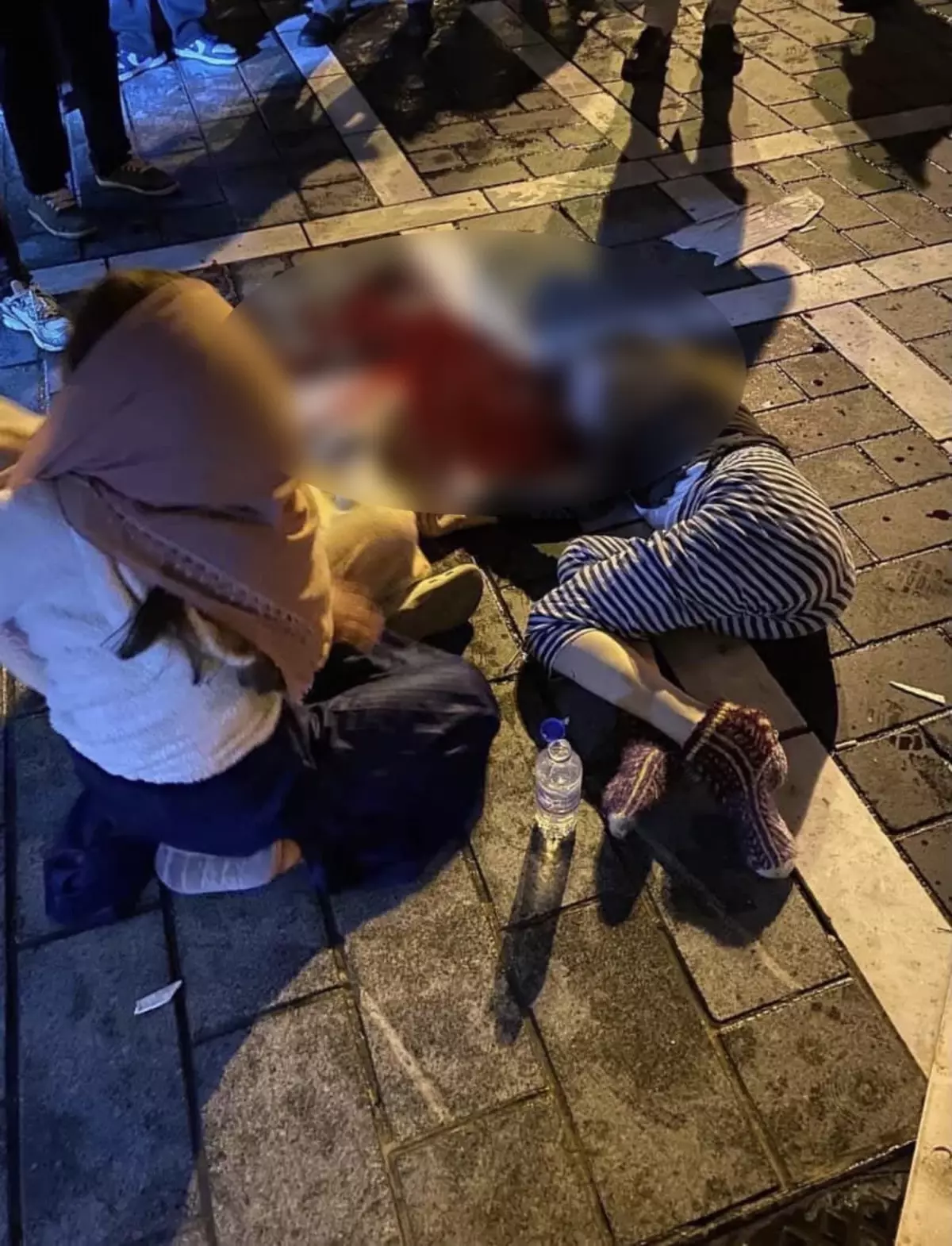 Kasımpaşa'da 5'inci kattan düşen 21 yaşındaki Kübra hayatını kaybetti; annesi sinir krizi geçirdi / Ek bil...