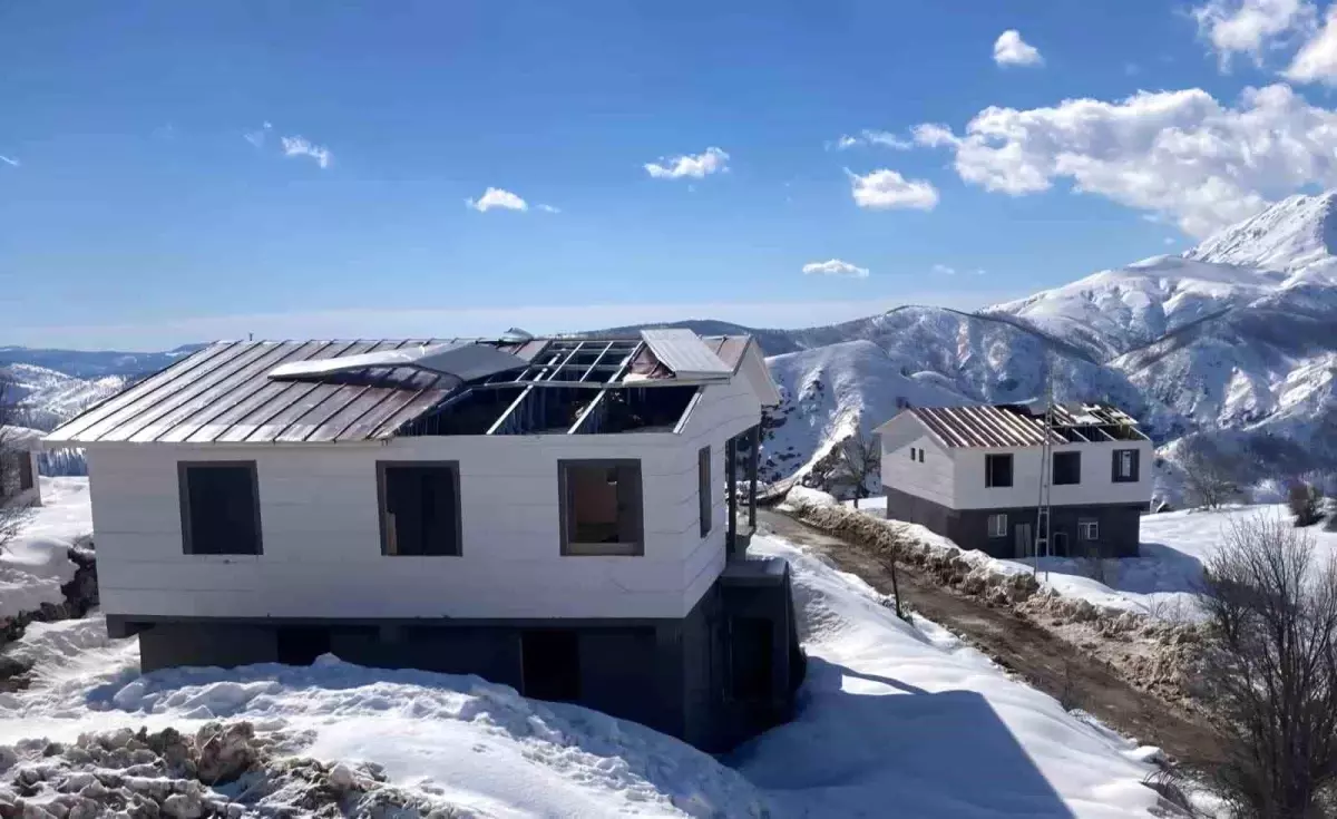 Konutların çatıları şiddetli rüzgara dayanamadı