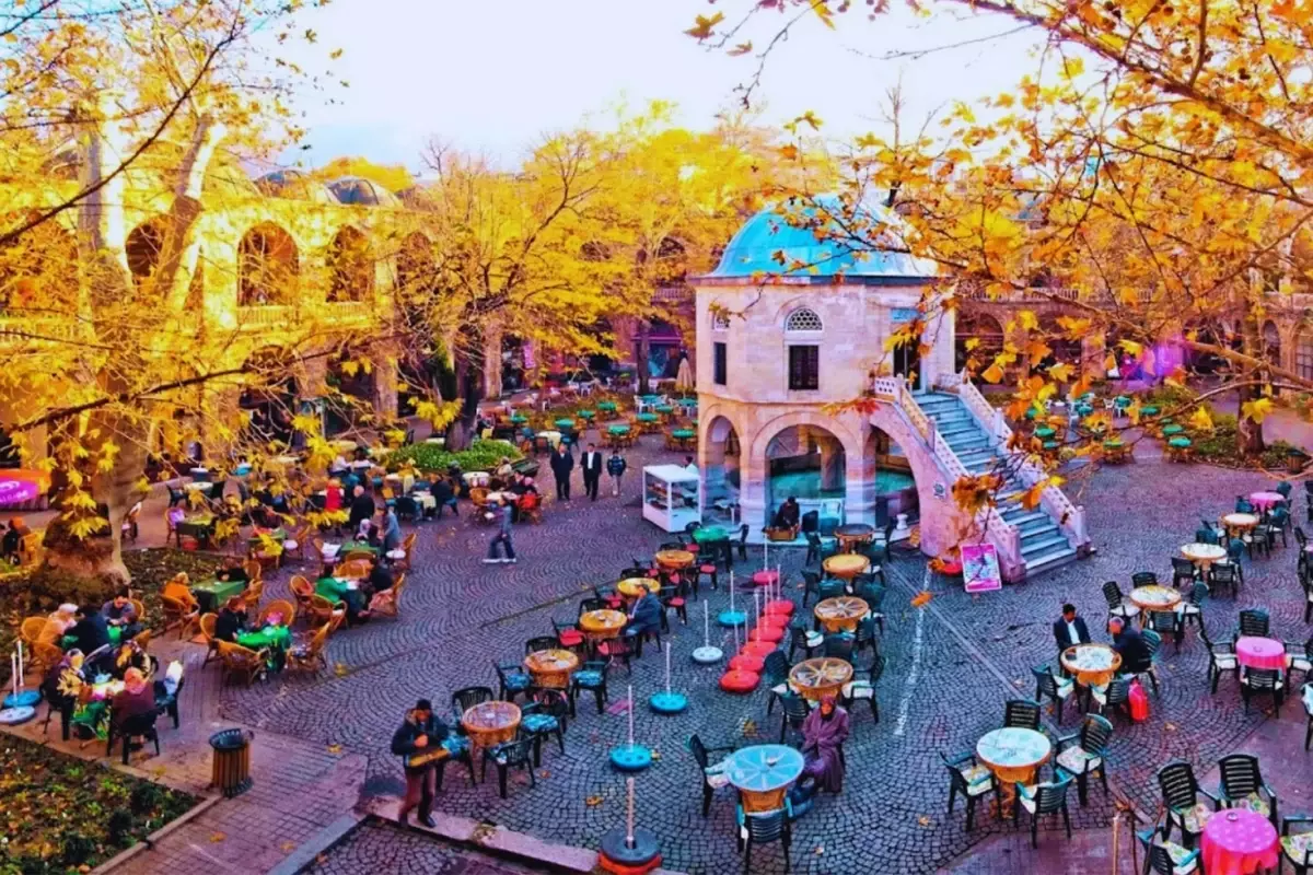 Koza Han'daki masa-sandalye krizine yargı freni! Tahliyeye 'dur' kararı