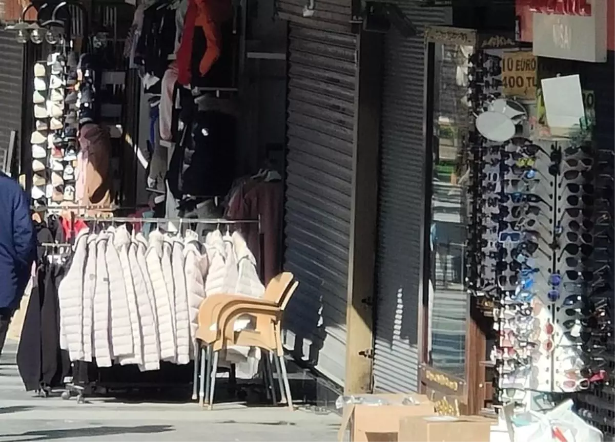 Kuşadası'nda kuyumcu soygununa "kepenk" engeli