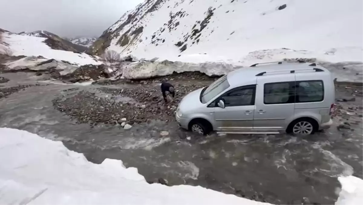 Menfez olmayan yolda sel: Araçlar mahsur kaldı