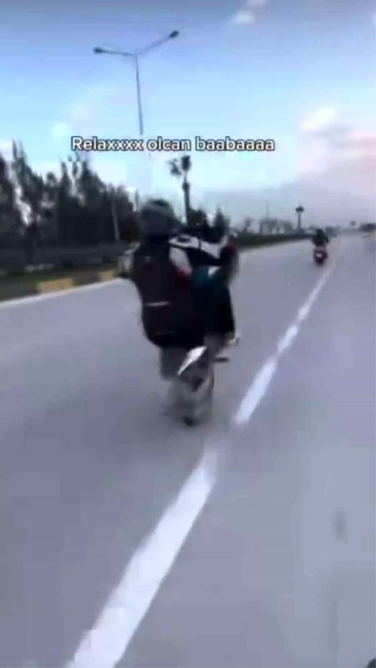 Motosikletinin önünü kaldırdığı anları paylaşarak 'Relax olacaksın baba' yazan motosiklet sürücüsüne ceza