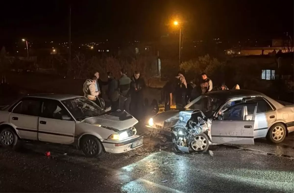 Osmaniye'de iki otomobil kafa kafaya çarpıştı: 4 yaralı
