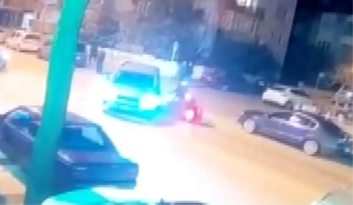 Otomobil ve motosikletin karıştığı kaza güvenlik kamerasına yansıdı