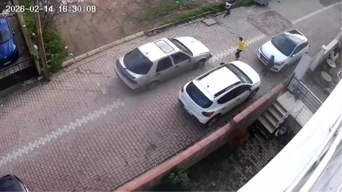 Otomobilin çarptığı 9 yaşındaki çocuk yaralandı: O anlar kamerada