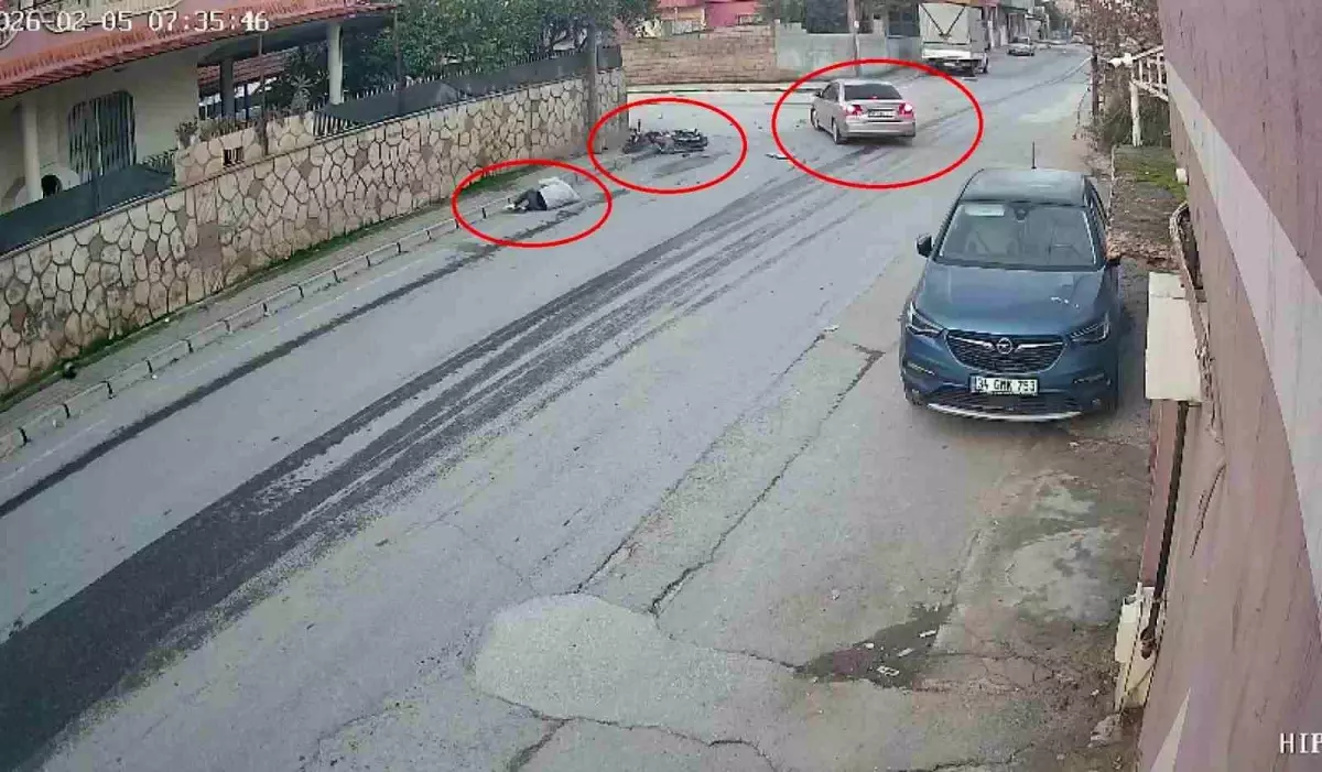 Otomobille çarpışan motosiklet sürücüsünün metrelerce havaya savrulduğu anlar kamerada
