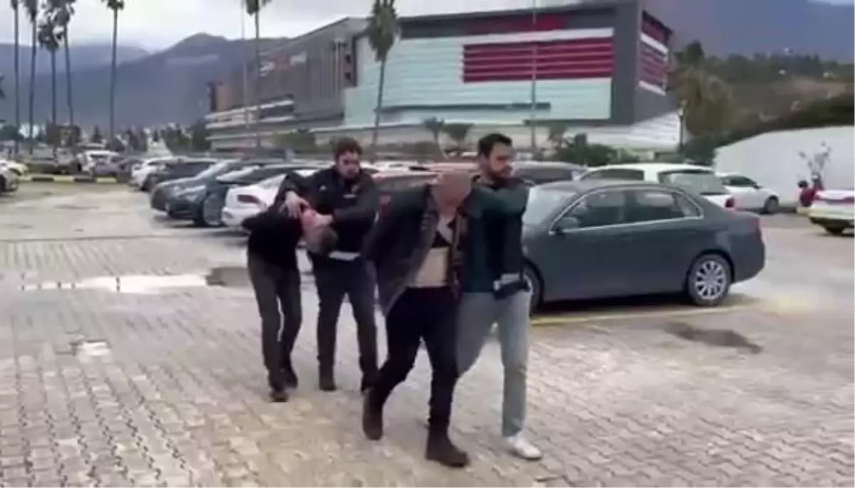 Polis memuruna kafa atan ve hakaret eden şahıs tutuklandı