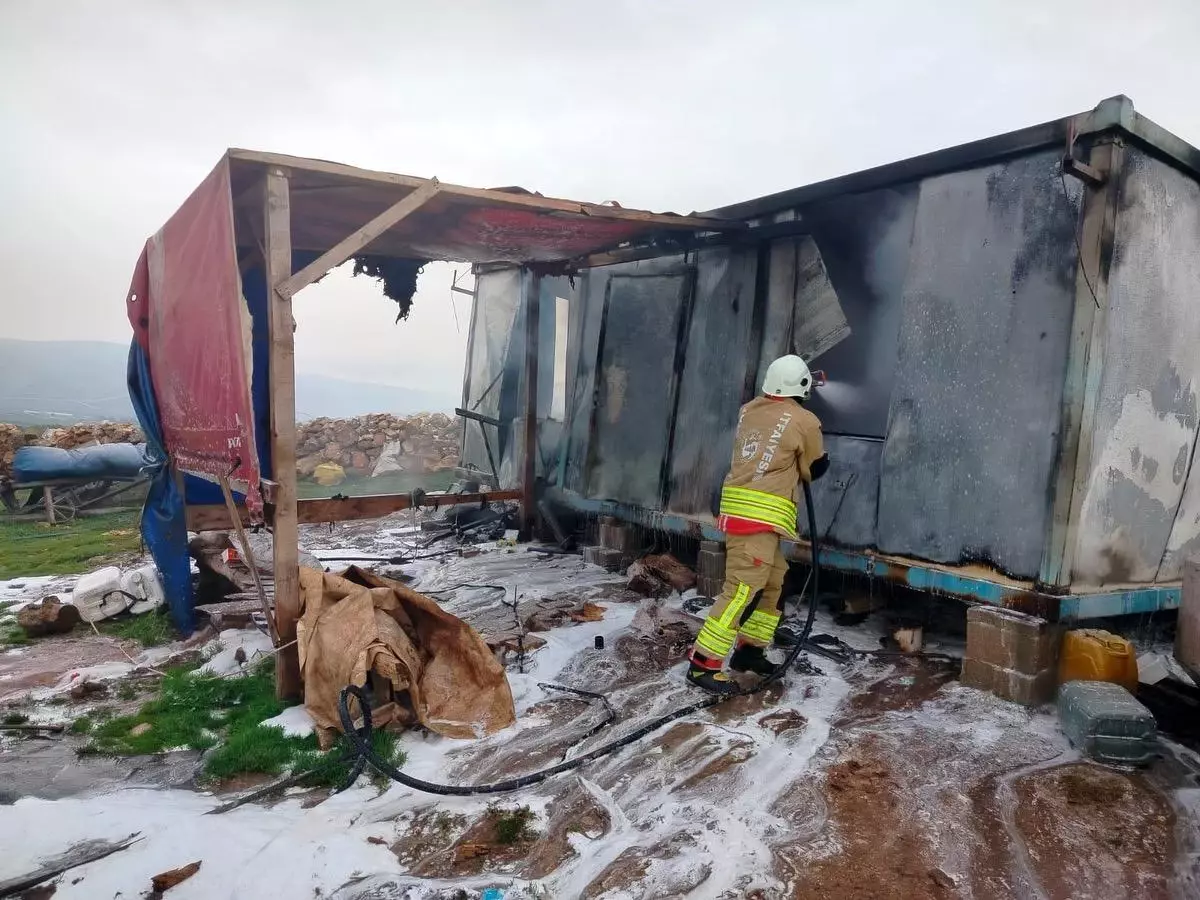 Reyhanlı'da alevlere telsim olan konteyner yandı