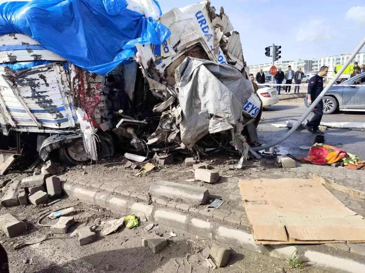 Şanlıurfa'da freni patlayan kamyon araçların arasına daldı: 1 ölü, 3 yaralı