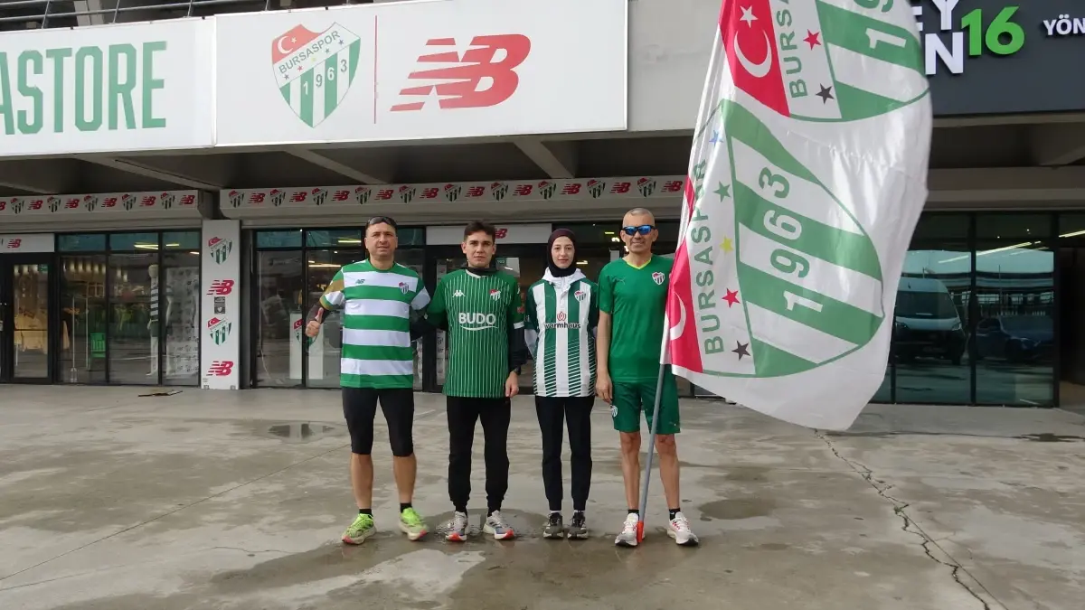 'Sevgililer Günü' için Bursaspor bayrağıyla 10 kilometre koştular