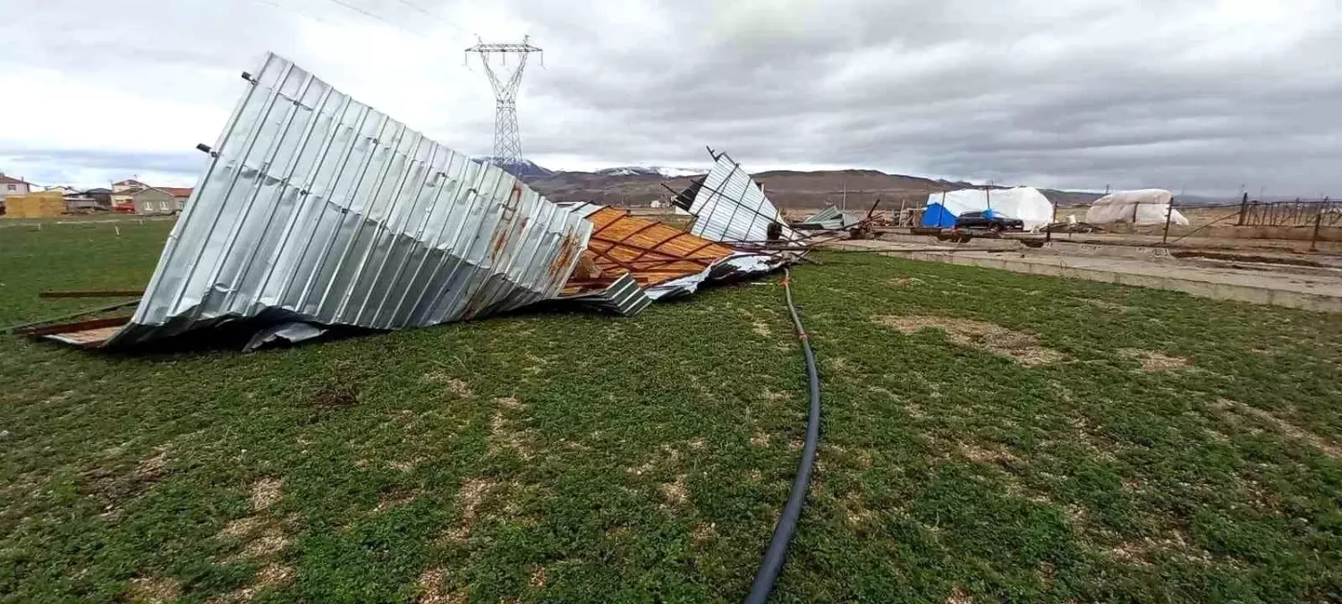 Şiddetli rüzgar ahırın çatısını uçurdu