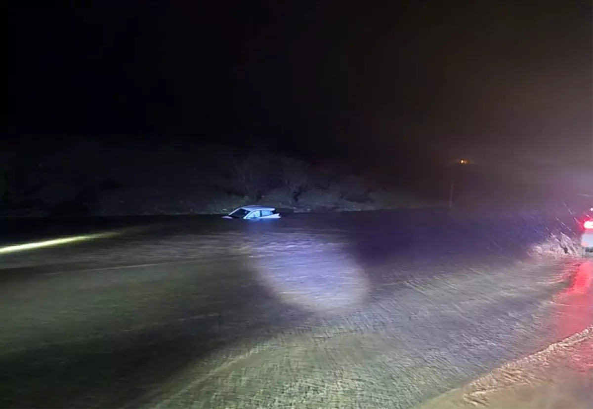 Suya gömülen araçta 1 kişi yaralandı