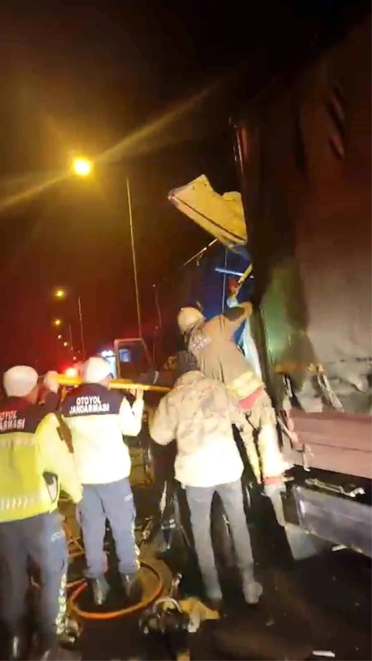 TEM'de kamyonlar çarpıştı: 1 ölü, 1 yaralı