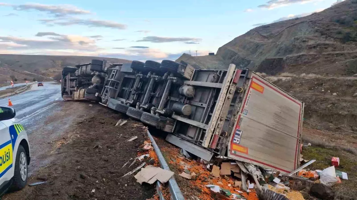 Tır şarampole devrildi, sürücü yara almadan kurtuldu
