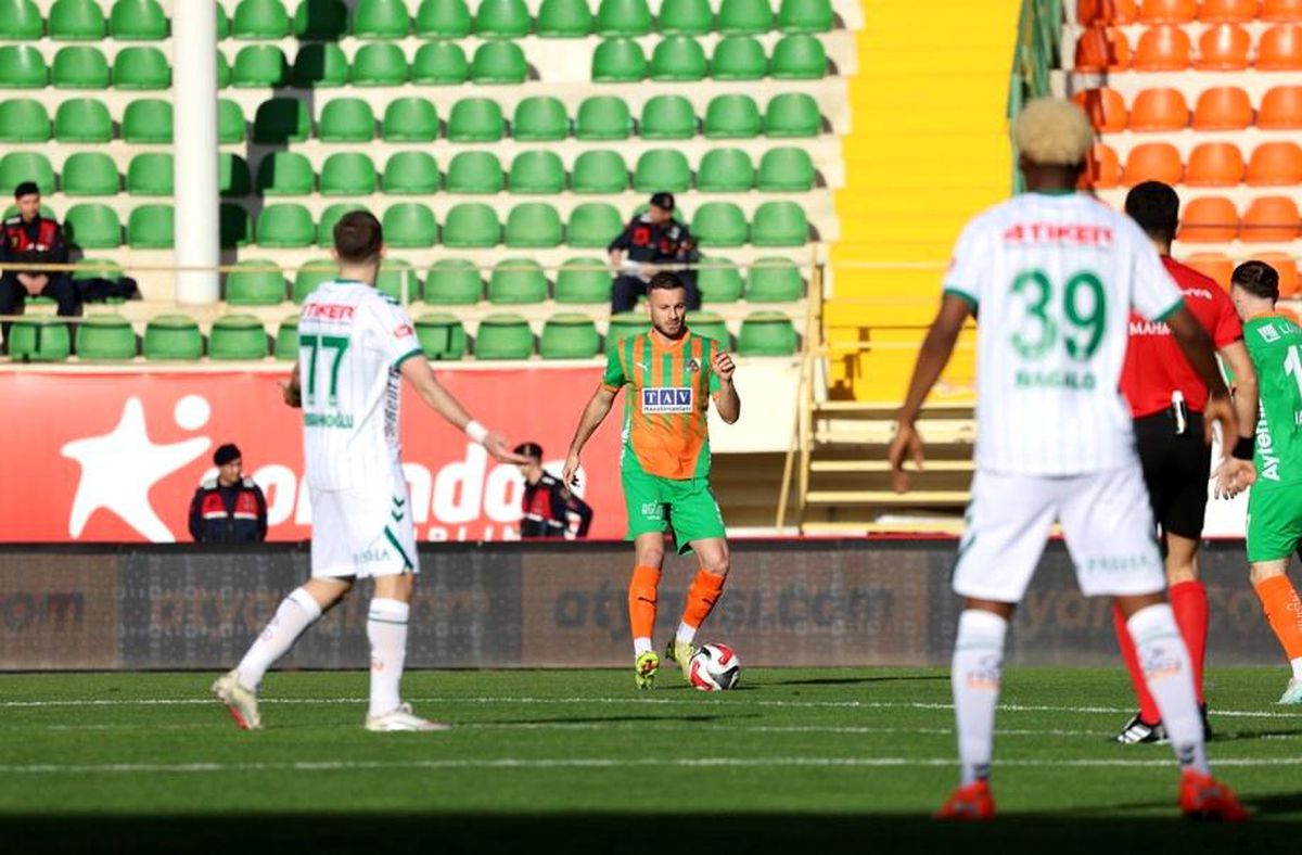 Trendyol Süper Lig: Alanyaspor: 1 Konyaspor: 0 (İlk yarı)