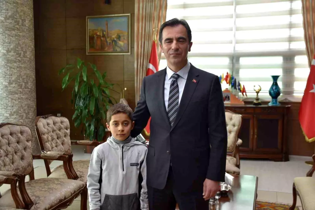 Vali Karakaya'dan kar altında İstiklal Marşı okuyan öğrenciye teşekkür