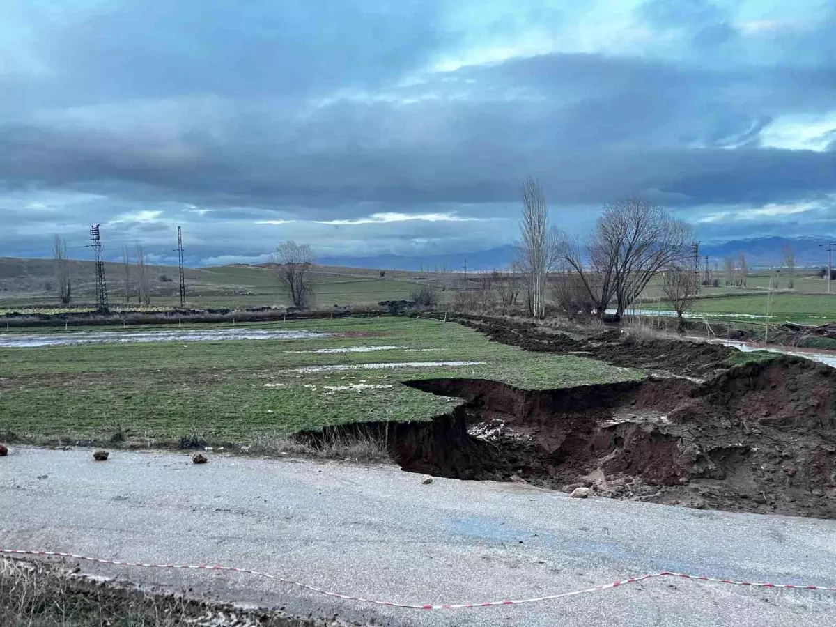 Yağmur sonrası yolda 4 metre derinliğinde çukur oluştu