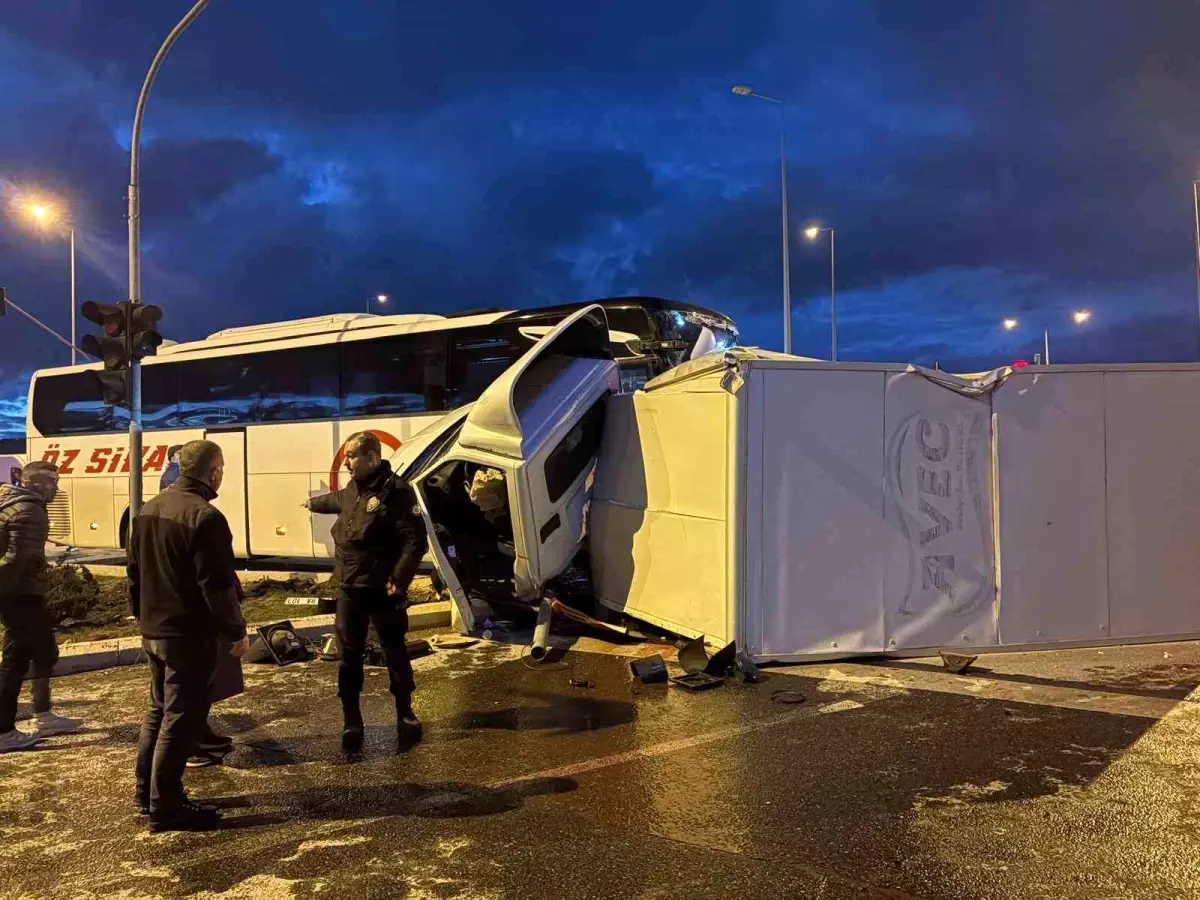 Yolcu otobüsü ile kamyonet çarpıştı: 5 yaralı