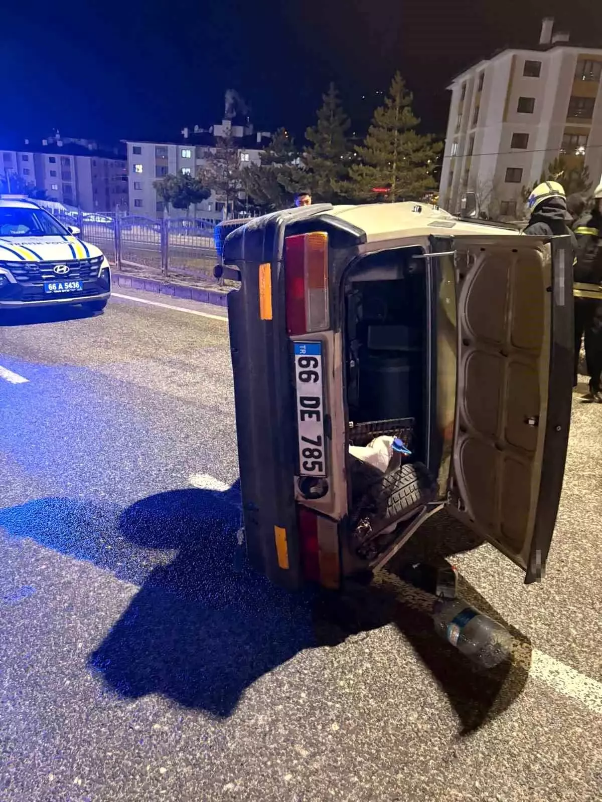 Yozgat'ta otomobil yan yattı, 3 kişi yaralandı