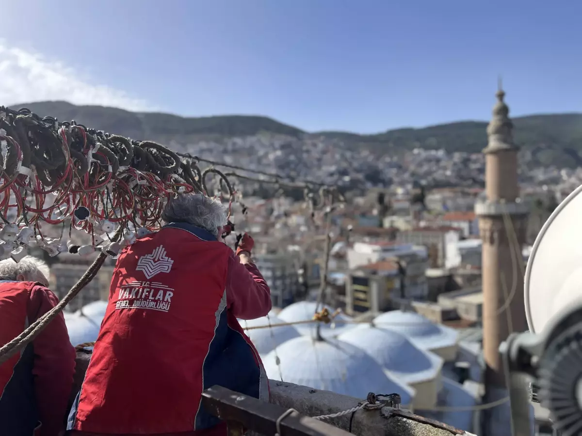 Bursa Ulu Cami'nin Minareleri Arasına 'Kul Hakkından Sakın' Mahyası Asıldı