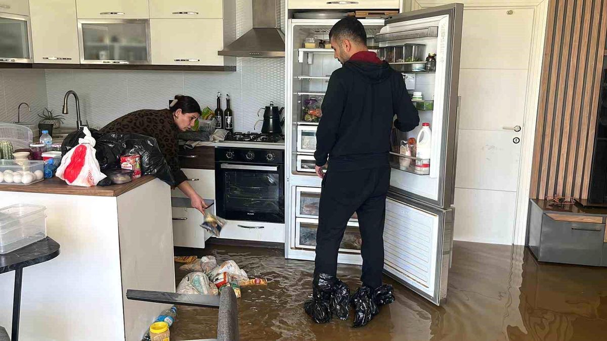 Alanya'da debi yükseldi, çay kenarındaki işletmeler sele kapıldı