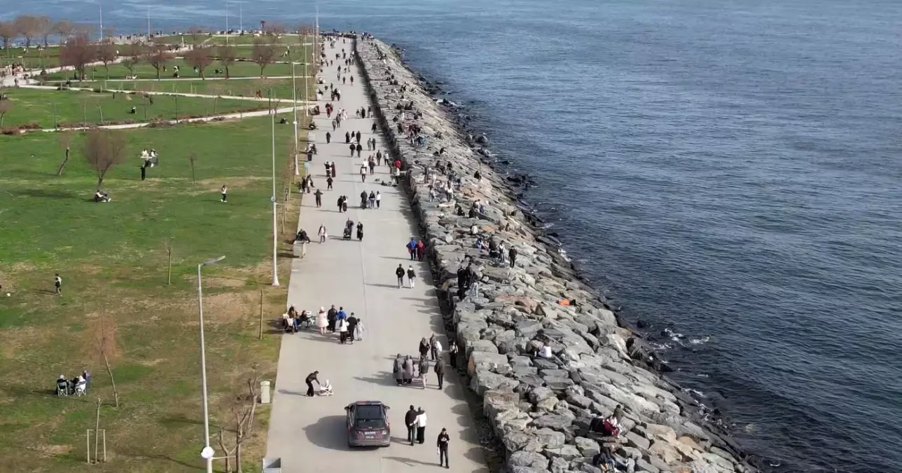 Avcılar'da güneşli havayı fırsat bilenler sahile koştu