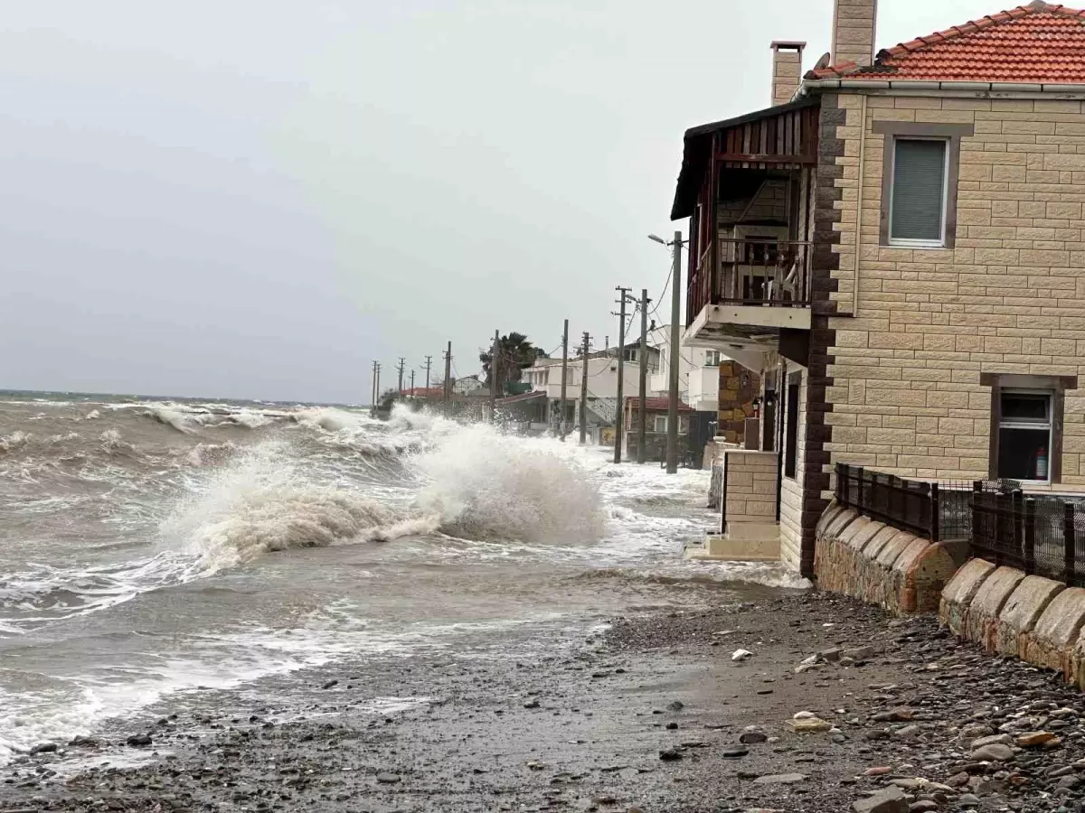 Ayvacık'ta kara ile deniz birleşti