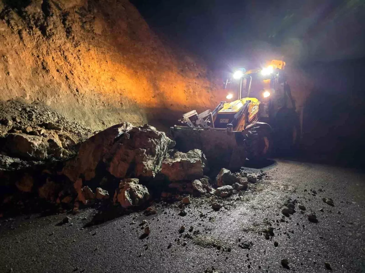 Beypazarı'nda kayalar yolu ulaşıma kapattı