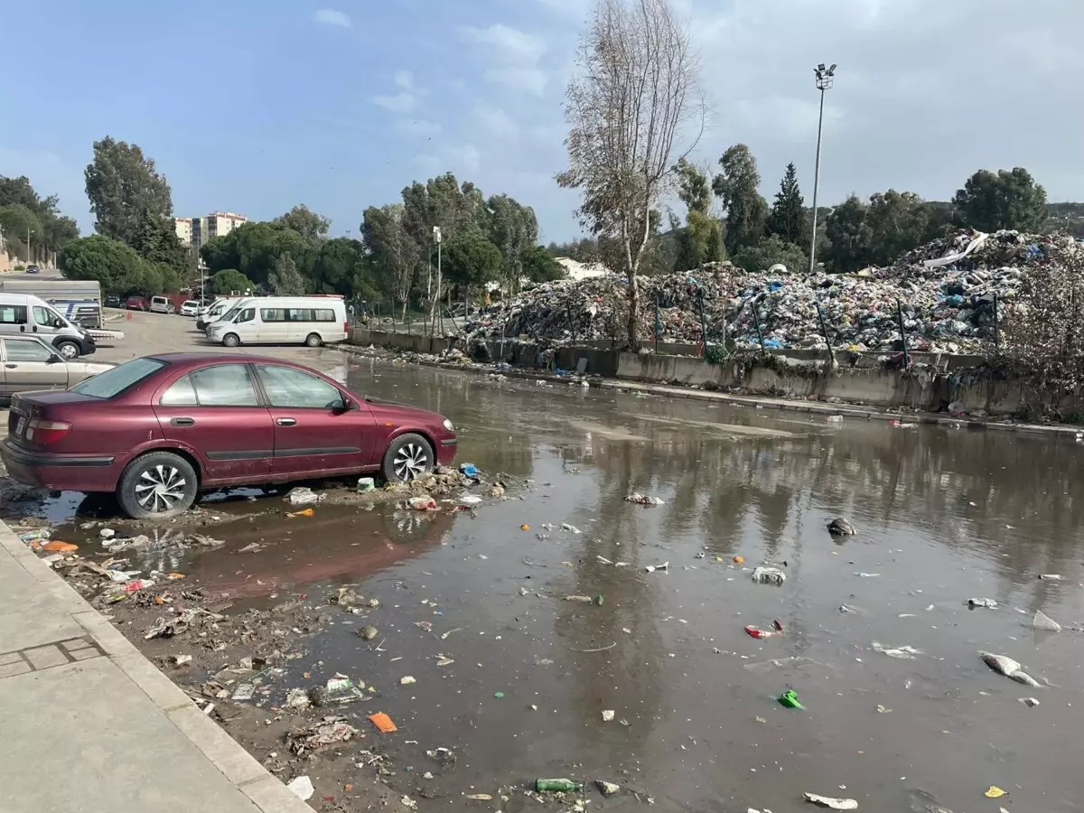 Buca'da şantiyedeki çöpler sağanak yağmurda yola sürüklendi