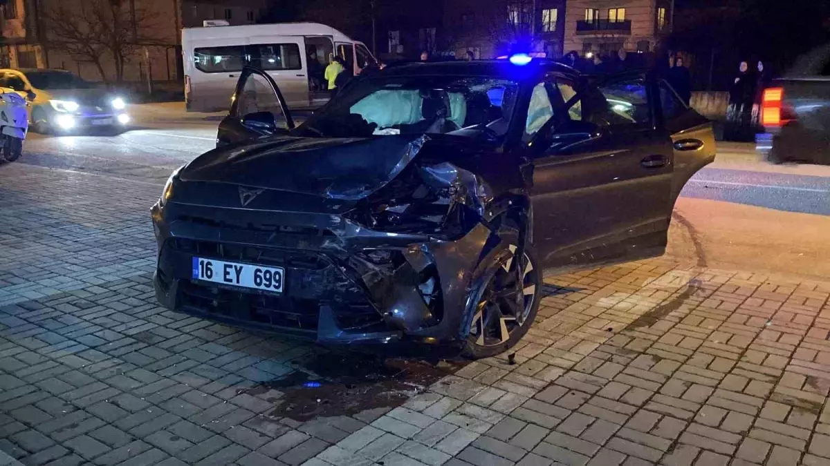 Bursa'da otomobil ile minibüs çarpıştı: 9 yaralı