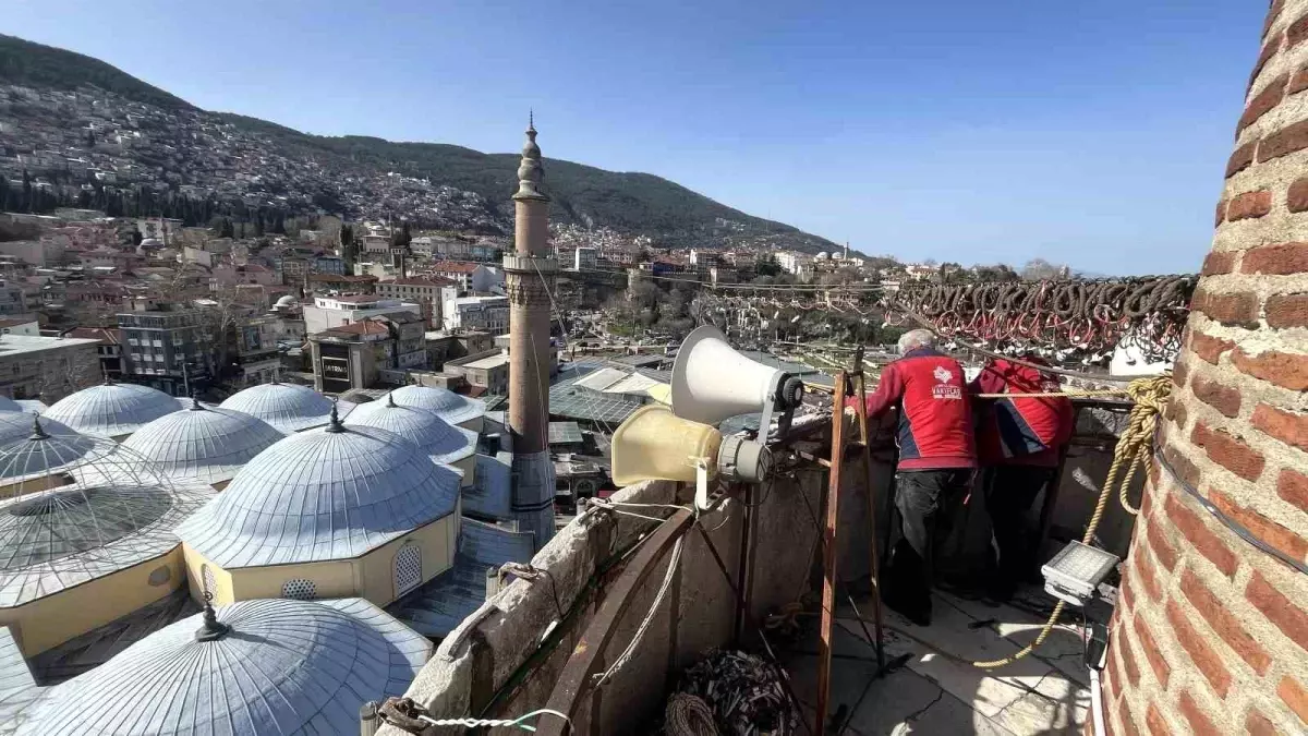 Bursa Ulu Cami'ye Ramazan mahyası: 'Kul hakkından sakın'