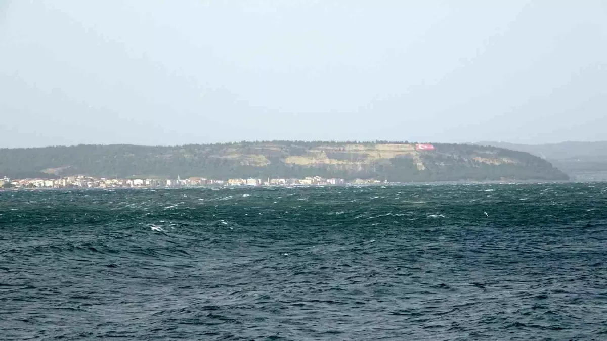 Çanakkale Boğazı fırtına nedeniyle trafiğe kapandı