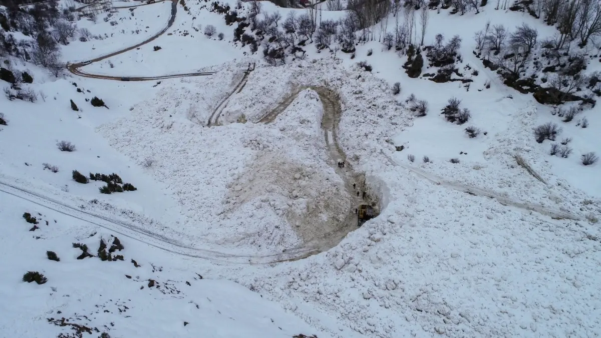 Van'da çığ düşmesi sonucu ulaşıma kapanan mezra yolu açıldı