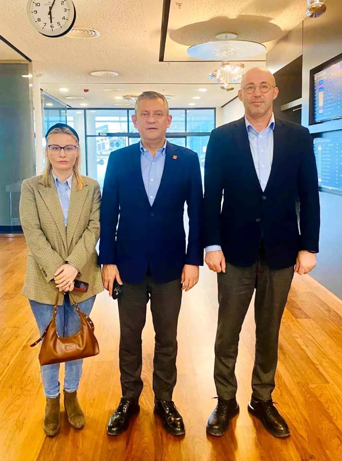 CHP Genel Başkanı Özel Ortaklar çöp şişini es geçmedi