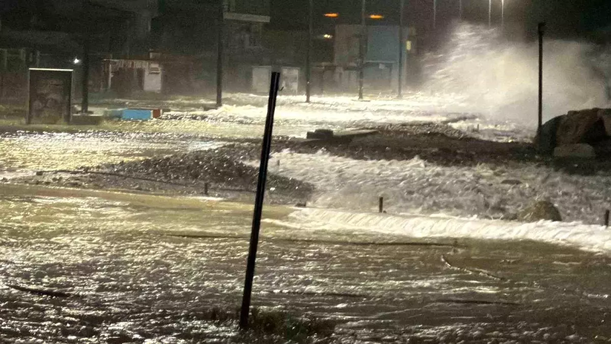 Edremit'te fırtınada deniz ve kara adeta birleşti
