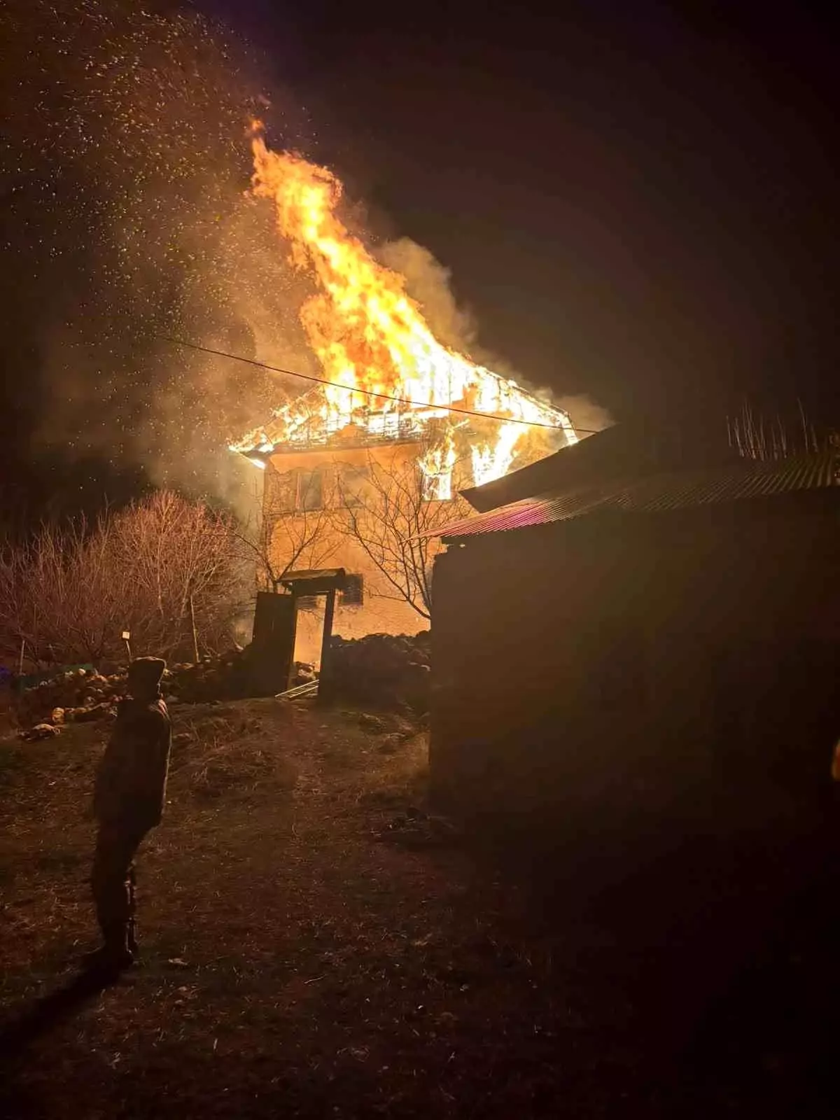 Gümüşhane'de 3 katlı evde yangın: Evdeki yaşlı adamı arama çalışmaları sürüyor