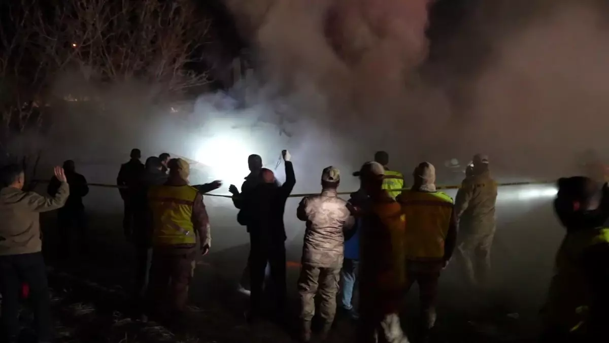 Gümüşhane'de yangın sonrası ekipler çalışırken ahşap ev çöktü