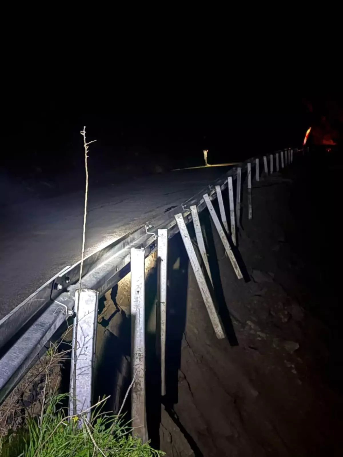 İncirliova'da yol çöktü, sürücülere uyarı yapıldı