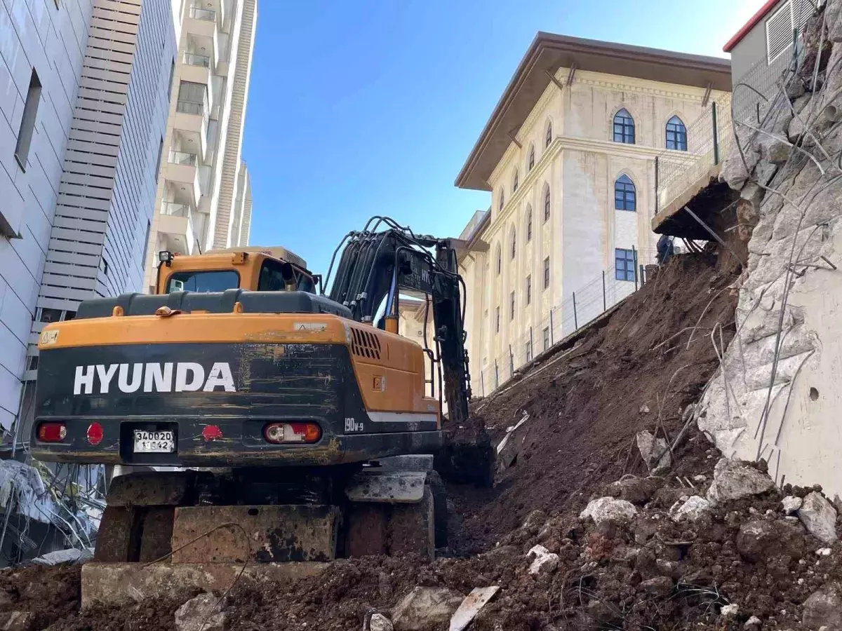 İstinat duvarı çöken sitedeki 4 dairede hasar oluştu