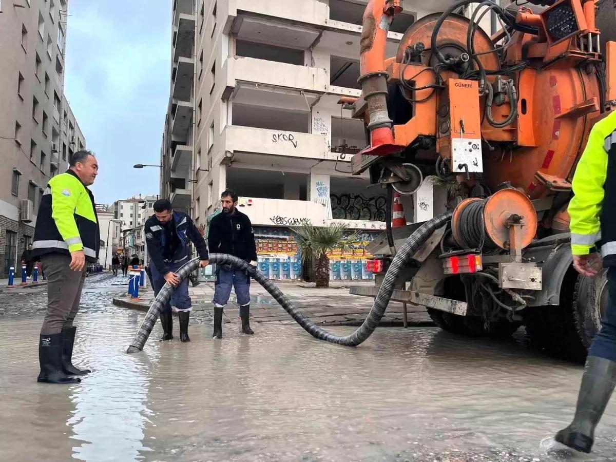 İzmir'de 50 yılda bir görülen meteorolojik tablo: Dalgalar 1 metreye ulaştı