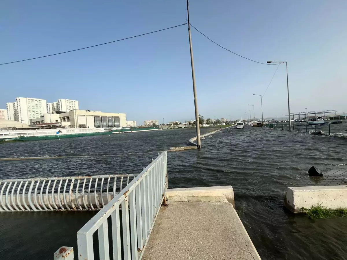 KARŞIYAKA'DA DENİZ TAŞTI