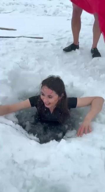 kars ta bir kadin cildir golu nun buz gibi suyuna 19568759 6174 m