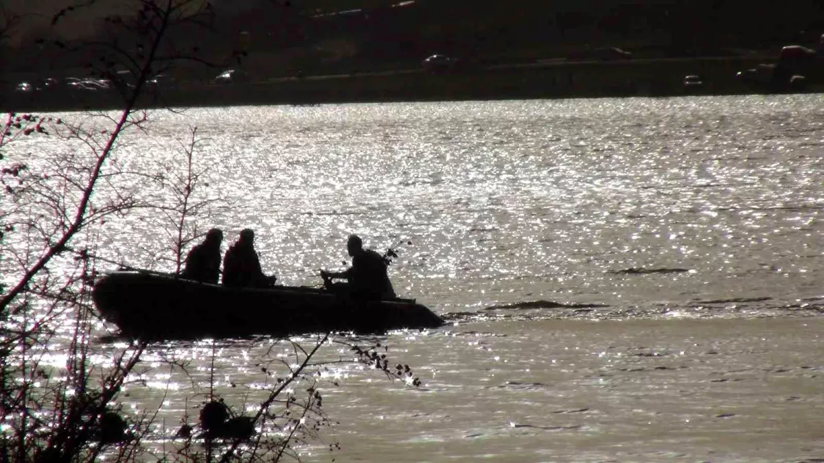 Kayıp genç gölette aranıyor