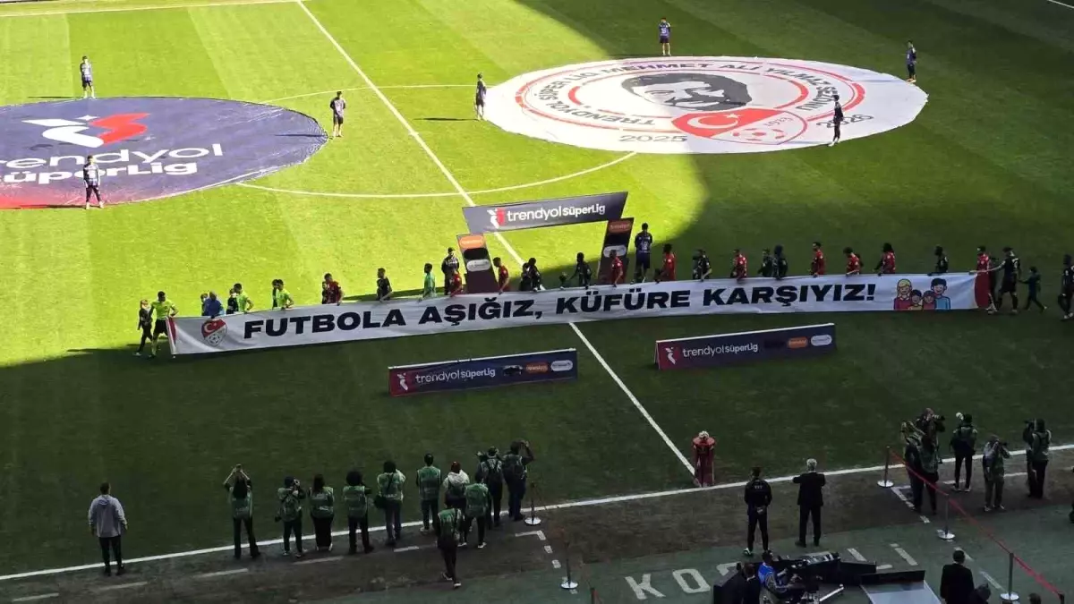 Kocaelispor Gaziantep FK maçında anlamlı pankartlar