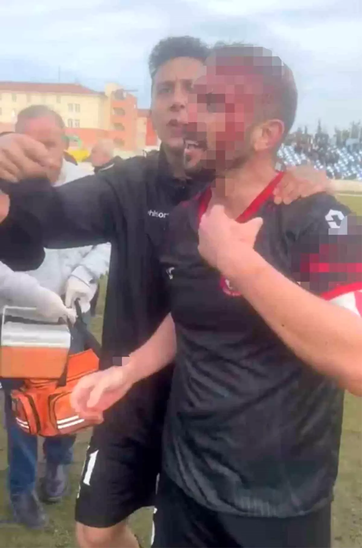 Maç sonu saha karıştı: 3 futbolcu yaralandı