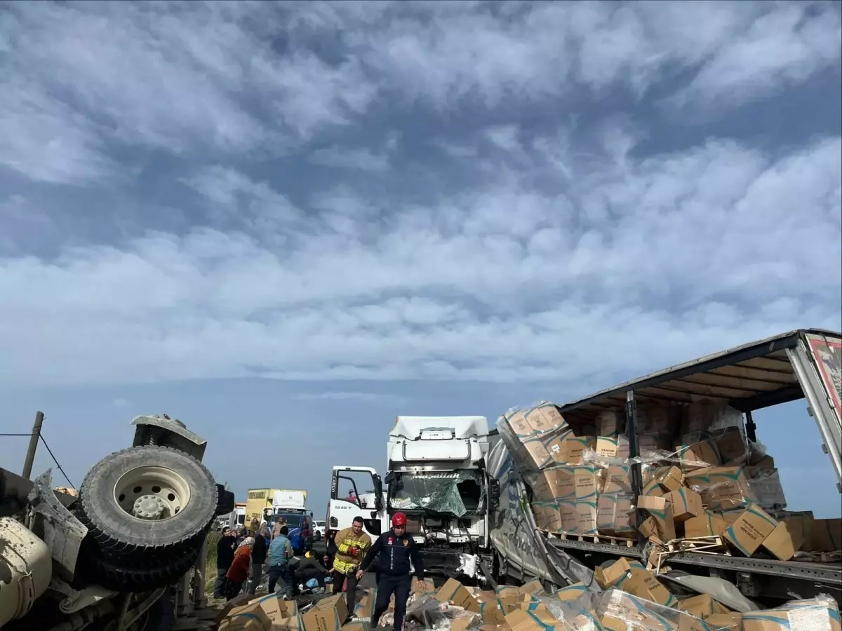 Manisa'da TIR, otomobil ve kamyonla çarpıştı: 5 yaralı