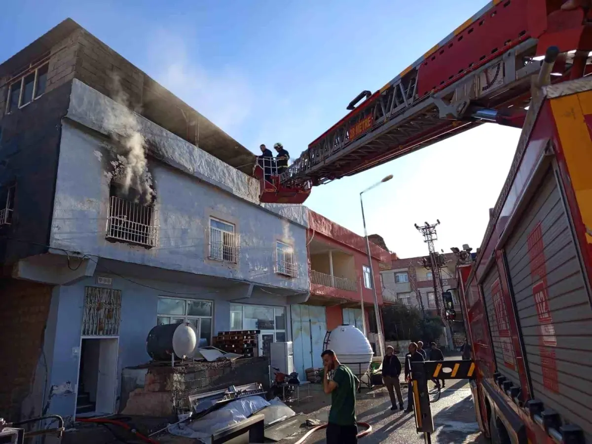 Mardin'de müstakil evde yangın: 3 kişi dumandan etkilendi