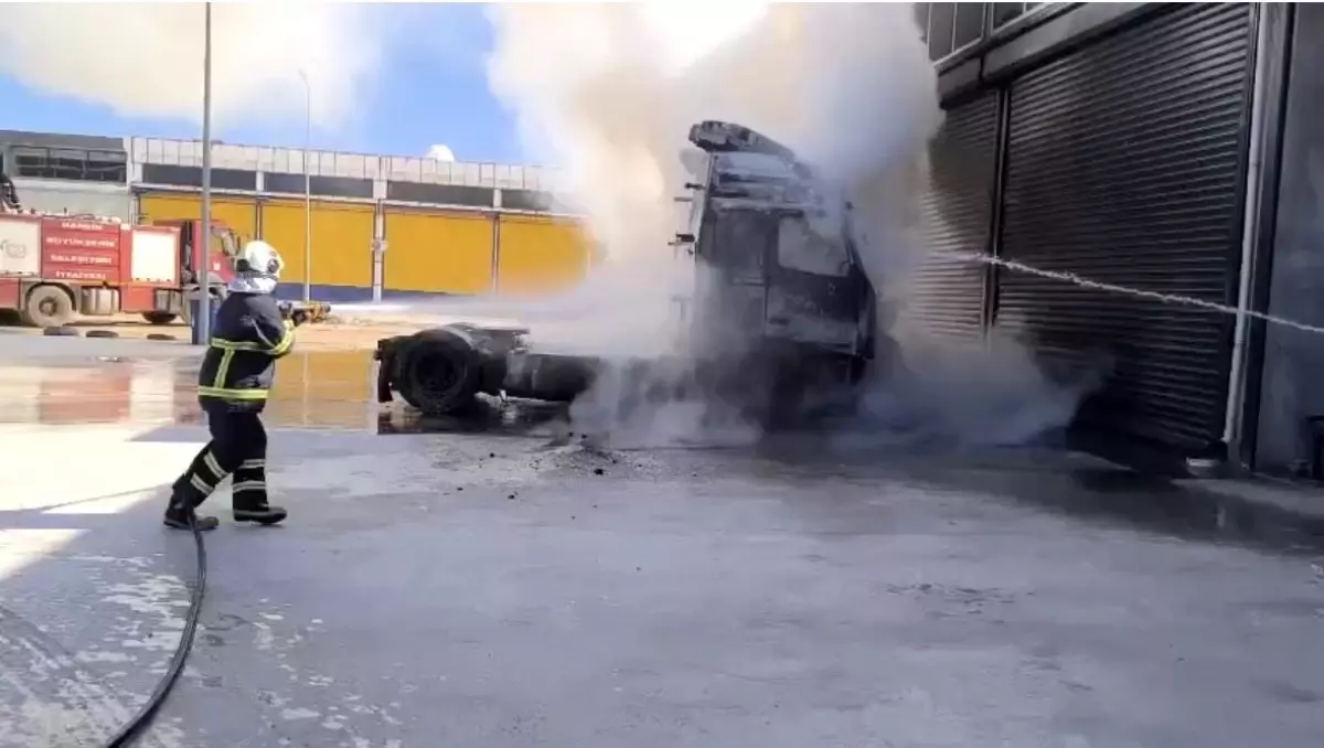 Mardin'de park halindeki tırın çekicisi yandı