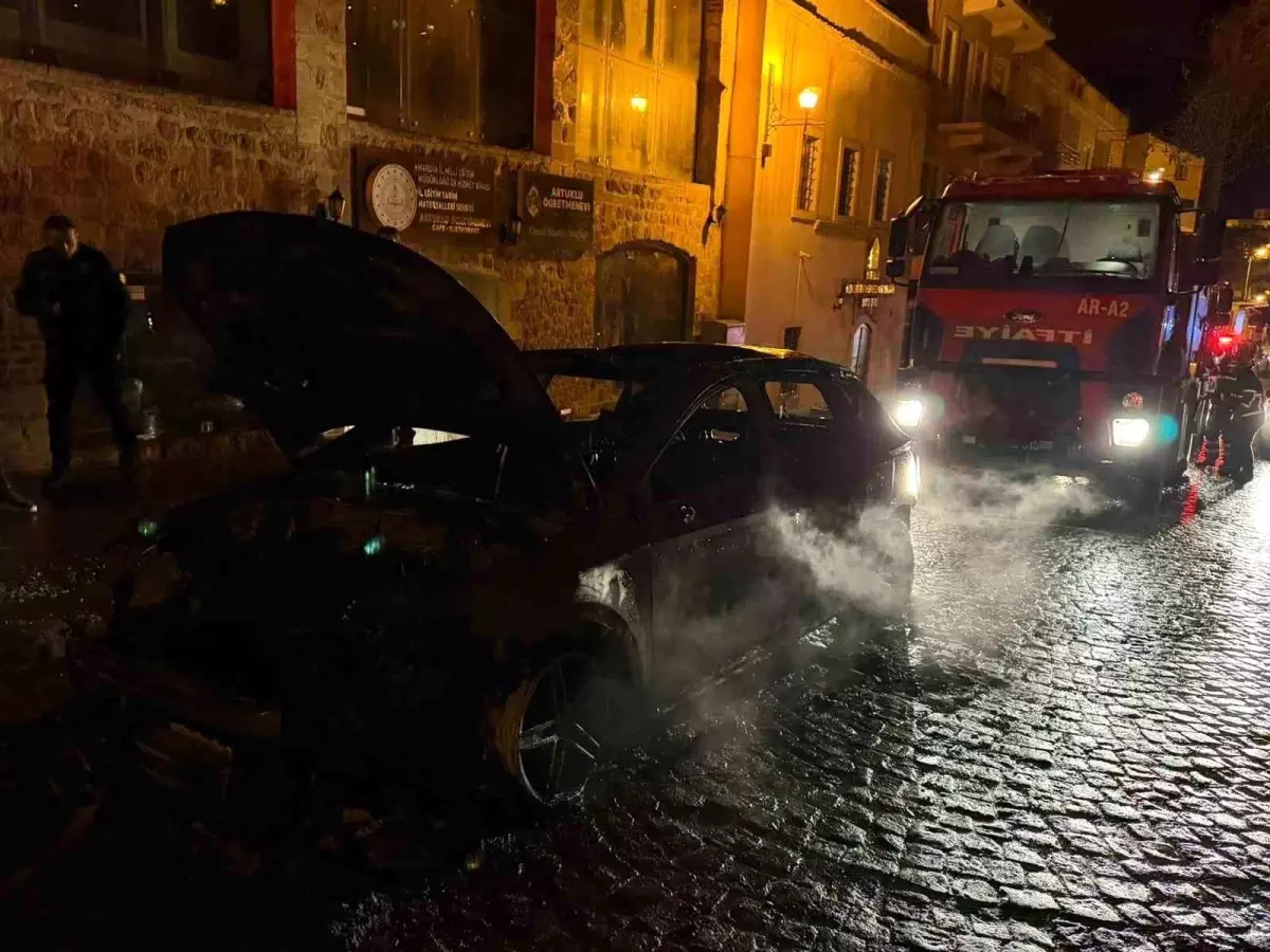 Mardin'de seyir halindeki otomobilde çıkan yangın söndürüldü